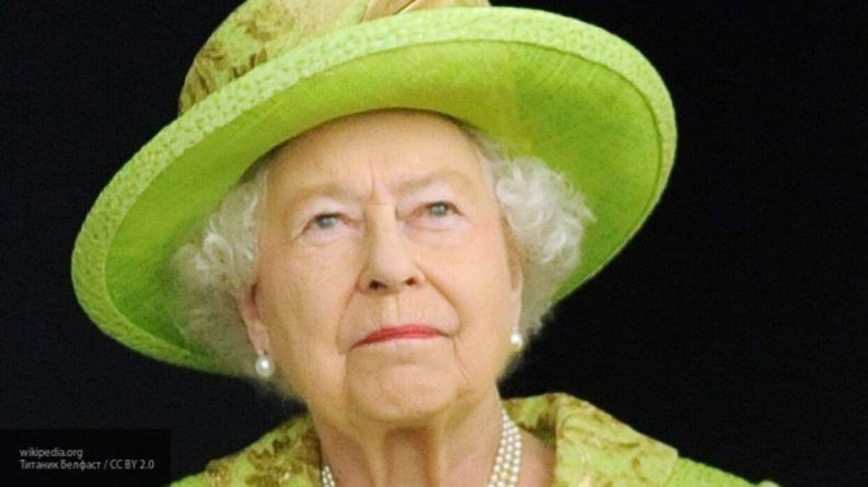 Общество: Британцев возмутил забор для Елизаветы II, который прячет ее от туристов