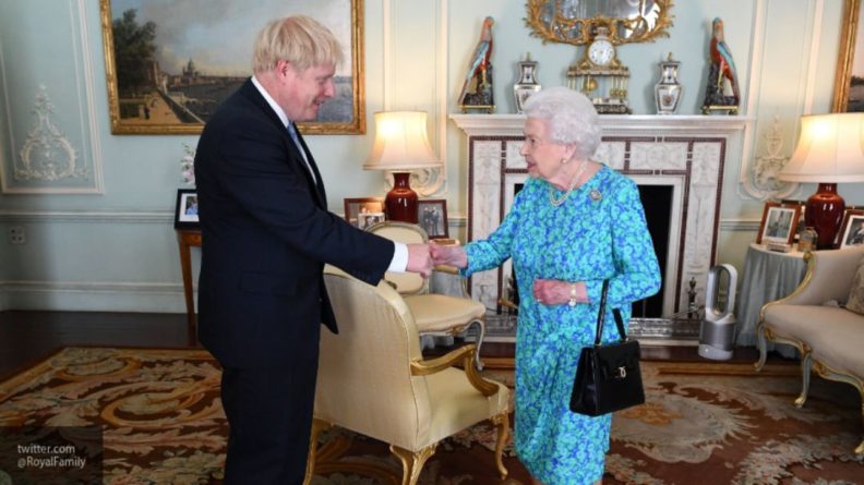 Общество: Елизавета II разрешила премьеру Джонсону совершать пробежки вокруг Букингемского дворца