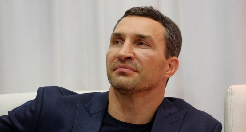 Общество: Легендарному украинскому боксеру вернули потерянные им чемпионские пояса