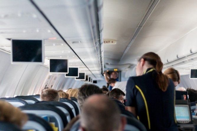 Общество: Пилот объяснил, зачем отключать телефон во время полёта
