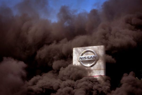 Общество: Каталонцы устроили эпический пожар, протестуя против закрытия завода Nissan
