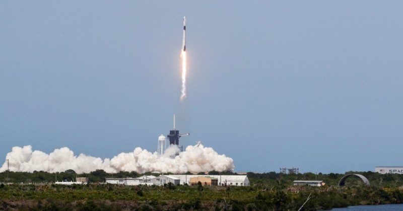 Общество: Корабль "Драгон" Илона Маска успешно взлетел к МКС с мыса Канаверал