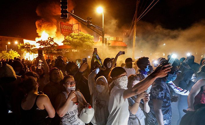 Общество: Джордж Флойд: массовые протесты и беспорядки охватили США, а власти крупных городов ввели комендантский час (The Guardian, Великобритания)