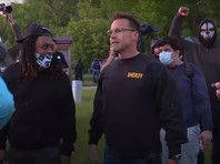 Общество: Полицейские присоединились к акциям против жестокости коллег в США