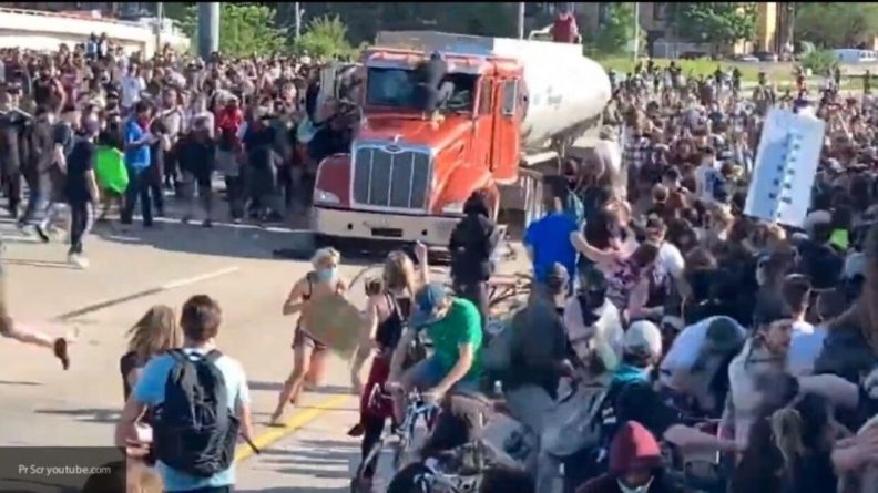 Общество: Трое подростков арестованы в Англии за пародию на смерть темнокожего жителя США