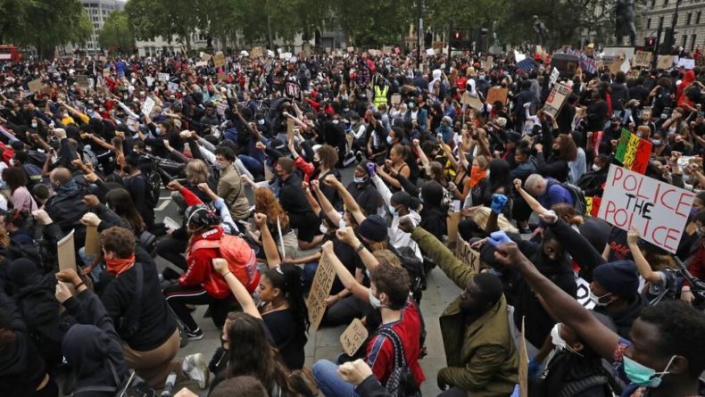 Общество: "Нет справедливости, нет мира": акция протеста в Лондоне