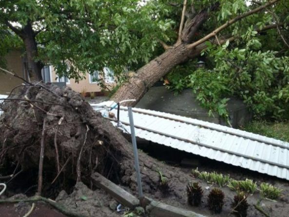 Общество: В России ураган сносил крыши домов: в сети делятся "адскими" видео