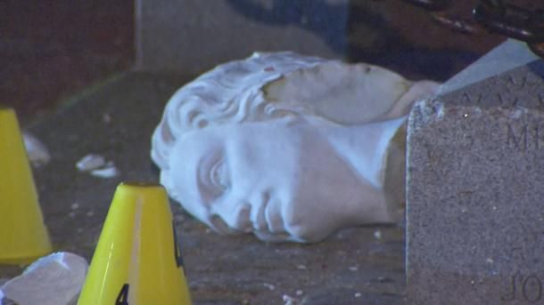 Общество: Беспорядки в США: статуе Колумба в Бостоне оторвали голову, другую - сбросили в реку