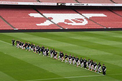 Общество: Игроки и тренер «Арсенала» встали на колени в память о погибшем Флойде