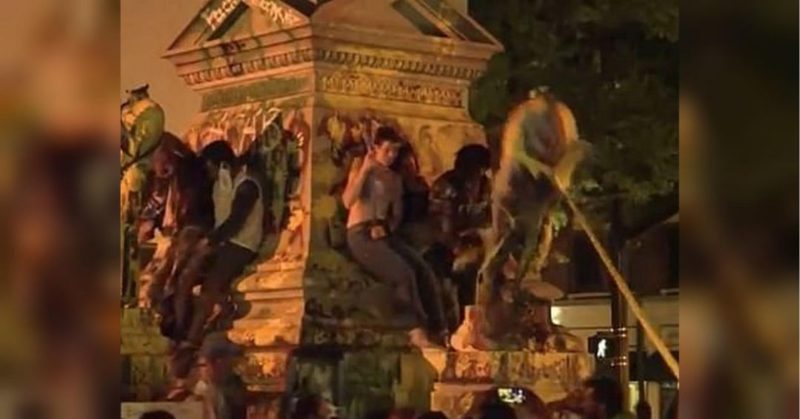 Общество: В США поваленная протестующими против расизма статуя размозжила голову одному из них (видео)