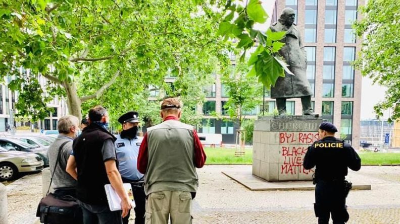 Общество: В Праге облили краской памятник Черчиллю