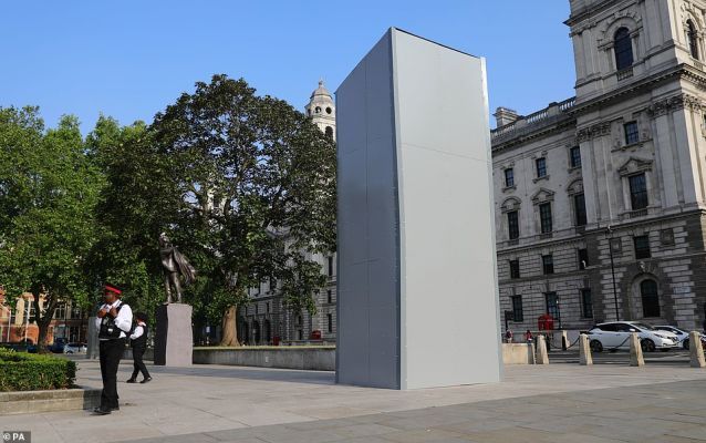 Общество: В Лондоне статую Черчилля закрыли футляром от «борцов с расизмом»