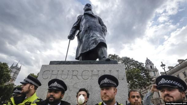 Общество: Премьер Британии Джонсон вступился за памятник Черчиллю, которого призывают снести протестующие
