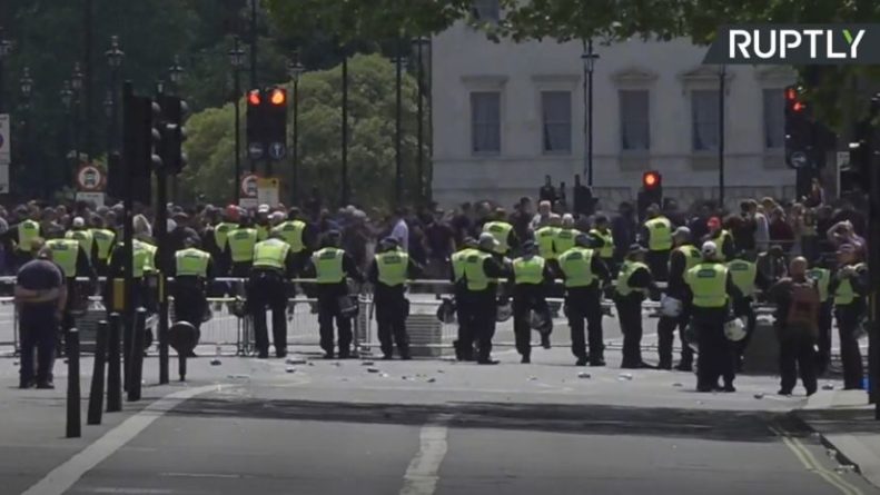 Общество: В Лондоне протестующие собираются на акцию для «защиты» мемориала Черчиля