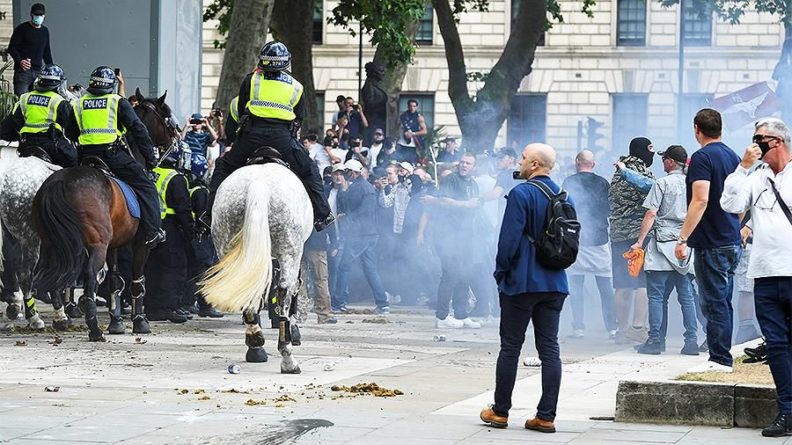 Общество: Митинги в Лондоне перешли в столкновения с полицией