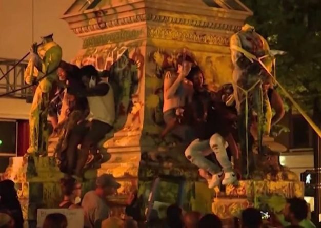 Общество: Участник протестов в США опрокинул на себя статую и впал в кому - Cursorinfo: главные новости Израиля