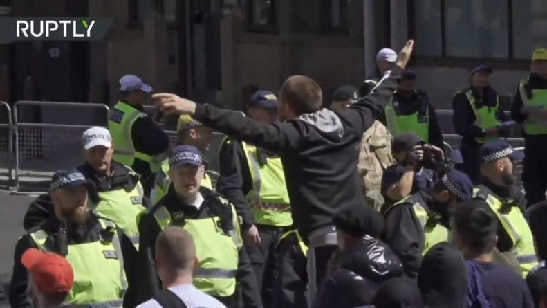Общество: «Защита» памятников: в Лондоне радикалы вступили в стычки с полицией во время протеста против вандализма
