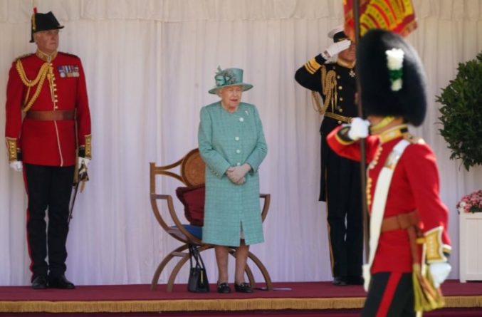 Общество: Королева Елизавета II отметила официальный день рождения скромным мини-парадом