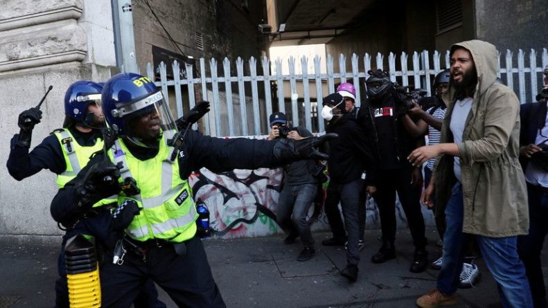 Общество: В ходе протестов в Лондоне было задержано более 100 человек