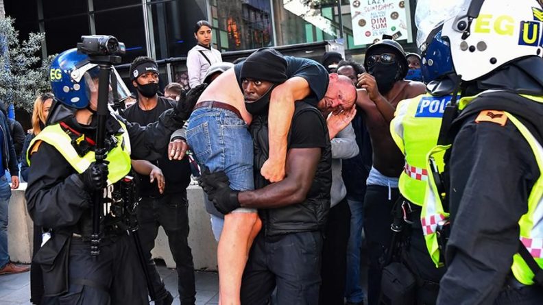 Общество: В Лондоне задержали более 100 человек в ходе протестов