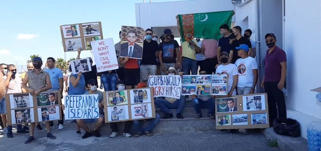 Общество: Туркмены на Кипре вышли на митинг против Бердымухамедова