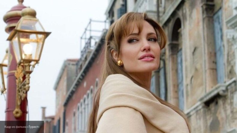 Общество: Сын Анджелины Джоли показал актрису без макияжа и укладки