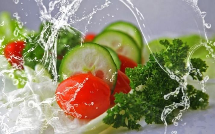 Общество: Медики назвали салат из помидоров и огурцов опасным для здоровья
