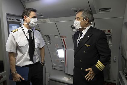 Общество: Авиакомпании начали лишать пассажиров спиртного на борту