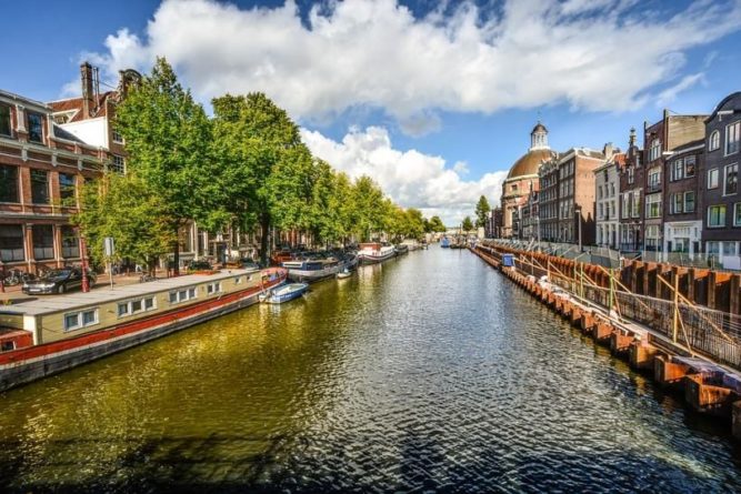Общество: Городской совет Амстердама собирает подписи за ограничение числа туристов