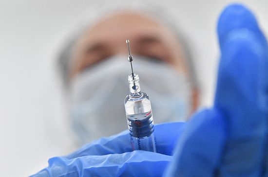 Общество: Первую группу россиян-добровольцев вакцинируют от Covid-19 уже 18 июня