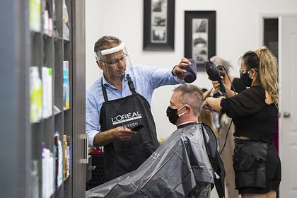 Общество: Придуман новый запрет в общении парикмахеров с клиентами после пандемии