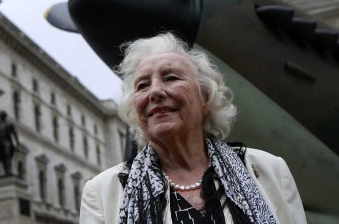 Общество: В Великобритании скончалась певица Вера Линн. Ей было 103 года