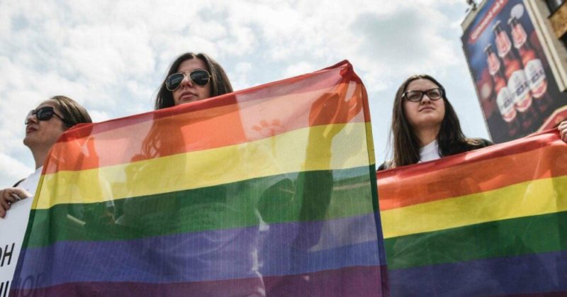 Общество: У посольства Польши в Риге прошел протест против высказываний Анджея Дуды о правах ЛГБТ