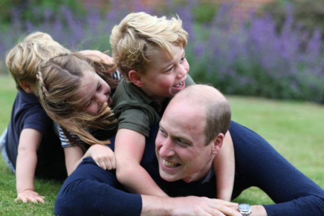 Общество: В честь Дня отца Кейт Миддлтон показала новые фото принца Уильяма с детьми