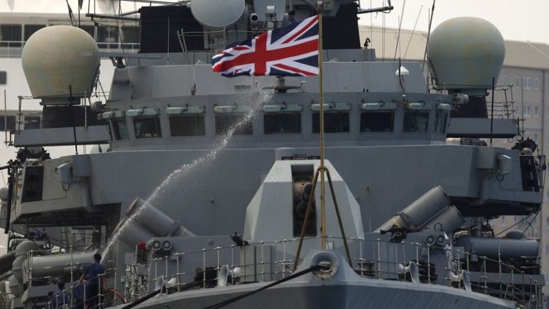 Общество: Британские ВМС сопроводили российский корабль через Ла-Манш