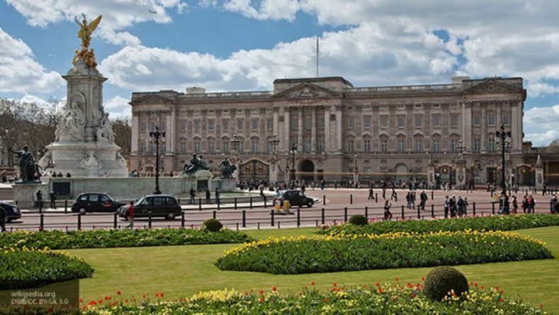 Общество: Елизавета II провела виртуальную экскурсию по Букингемскому дворцу