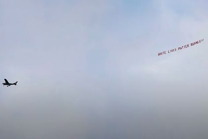Общество: Самолет с баннером «Жизнь белых имеет значение» пролетел перед матчем АПЛ