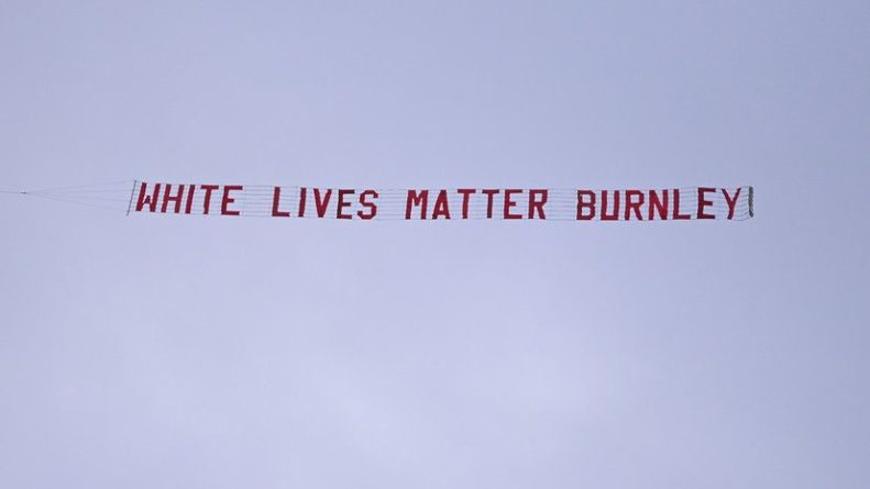 Общество: Фаната «Бёрнли», запустившего самолёт с баннером «Жизни белых важны», уволили с работы