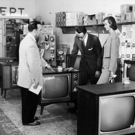 Общество: Почему британские семьи до сих пор смотрят черно-белые телевизоры?