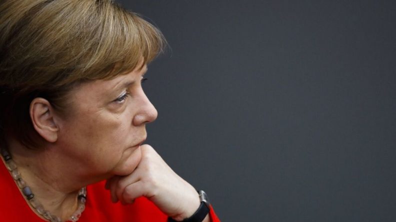 Общество: Меркель заявила о необходимости продолжения диалога с Россией