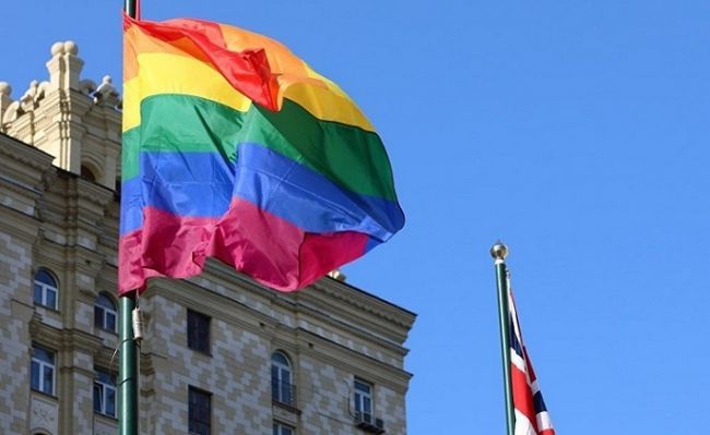 Общество: Британское посольство в Москве вывесило флаг ЛГБТ