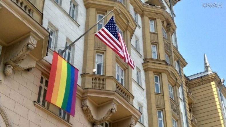 Общество: Корнилов после ЛГБТ-акции предложил вывесить на посольстве РФ в США флаг Конфедерации