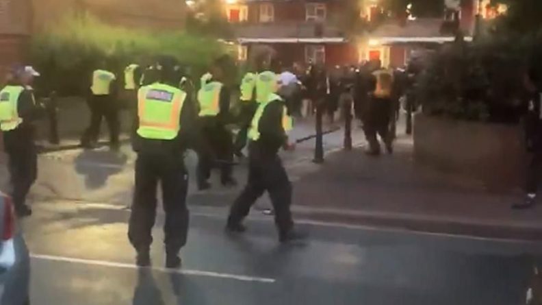 Общество: Полицейские пострадали в Лондоне при разгоне незаконной вечеринки