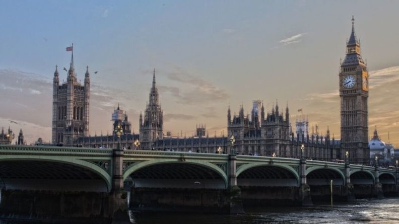 Общество: Морозов назвал «смехотворными» санкции Лондона против россиян по делу Магнитского