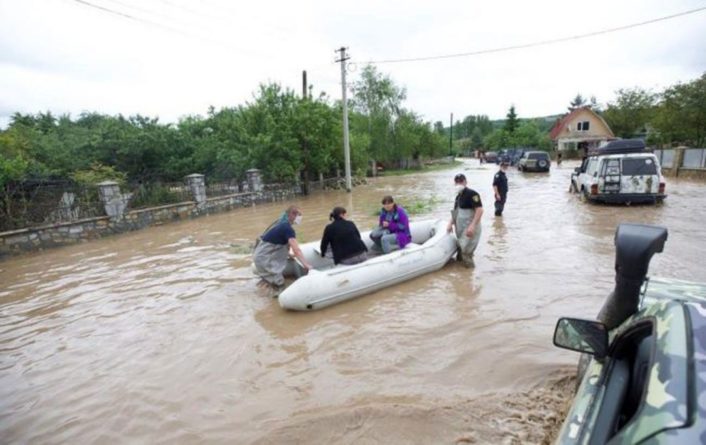 Общество: Британия выделила 100 тысяч фунтов на помощь пострадавшим от паводков украинцам