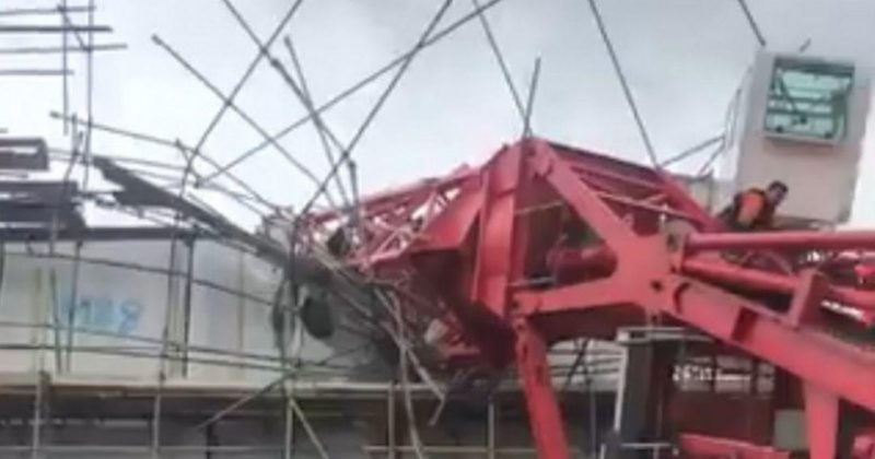 Общество: Двадцатиметровый башенный кран рухнул в Лондоне