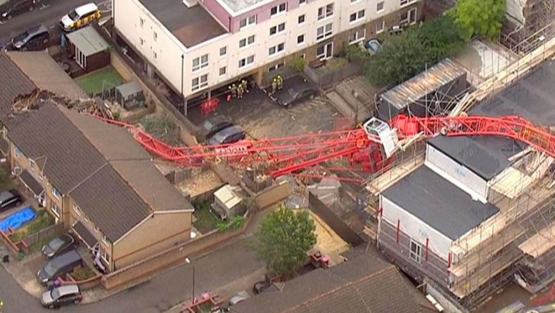 Общество: Строительный кран упал на дома в Лондоне