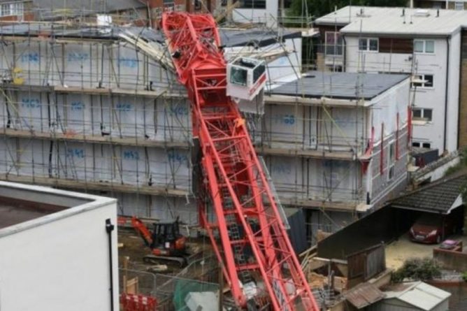 Общество: В Лондоне строительный кран упал на жилые дома, есть жертвы и пострадавшие
