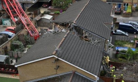 Общество: В Лондоне строительный кран рухнул на жилые дома, есть жертва