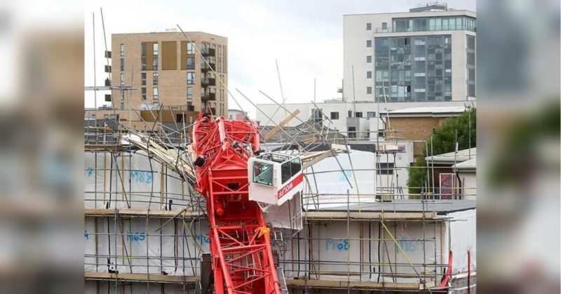 Общество: В Лондоне огромный кран упал на жилые дома: есть погибшие и пострадавшие (фото)